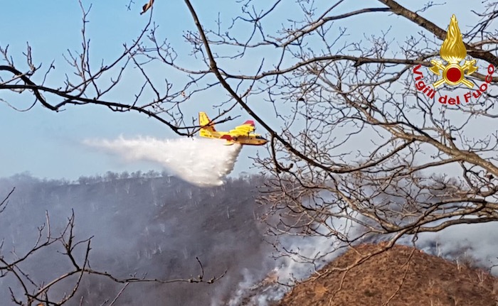 In fiamme la Valganna, bruciati 100 ettari di bosco. Canadair ed elicotteri in azione