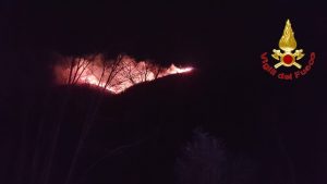 Non c'è pace per la Valganna, tornano il vento e le fiamme: incendio visibile da lontano