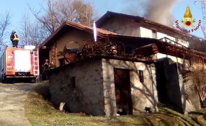 In fiamme il tetto di un'azienda agricola a Gemonio