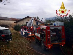 In fiamme un cascinale, intervenuti venti vigili del fuoco con 7 automezzi
