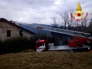 In fiamme un cascinale, intervenuti venti vigili del fuoco con 7 automezzi