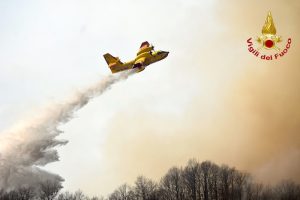 Incendio in Valganna, si fermano canadair ed elicotteri. Domani preoccupa il vento