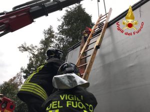 Tir incastrato in centro a Porto Valtravaglia, intervengono i vigili del fuoco