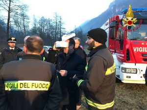 Incendio in Valganna, si fermano canadair ed elicotteri. Domani preoccupa il vento
