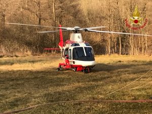 Incendio in Valganna, si fermano canadair ed elicotteri. Domani preoccupa il vento