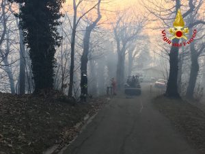 Valganna, i mezzi tornano in volo. Nella notte si aggrava la situazione, operazioni difficili