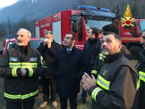 Incendio in Valganna, si fermano canadair ed elicotteri. Domani preoccupa il vento