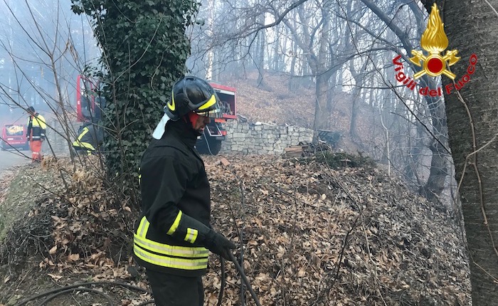 Domato l'incendio in Valganna: fiamme spente, iniziata la bonifica dei boschi