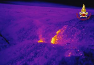 Incendio in Valganna, si fermano canadair ed elicotteri. Domani preoccupa il vento