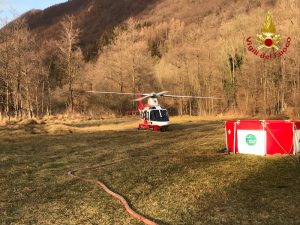 Incendio in Valganna, si fermano canadair ed elicotteri. Domani preoccupa il vento