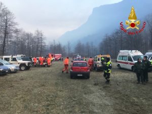Valganna, i mezzi tornano in volo. Nella notte si aggrava la situazione, operazioni difficili