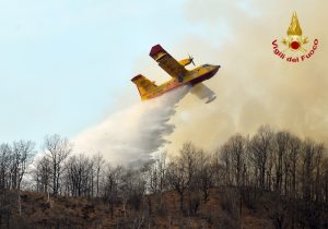 Incendio in Valganna, si fermano canadair ed elicotteri. Domani preoccupa il vento