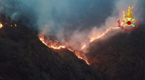 Incendio in Valganna, si fermano canadair ed elicotteri. Domani preoccupa il vento