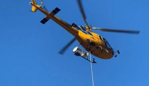 L'elicottero arriva a Monteviasco e ridà ossigeno al borgo