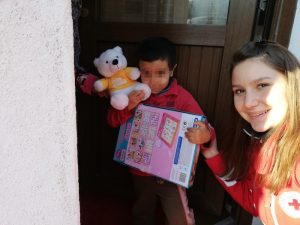 Grazie alla CRI di Luino e alla PVL sorridono 70 bambini, consegnati i regali di Natale