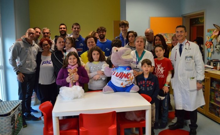 I piccoli della Pediatria di Cittiglio felici grazie ai peluche dalla Pallacanestro Luino