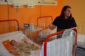 I piccoli della Pediatria di Cittiglio felici grazie ai peluche dalla Pallacanestro Luino