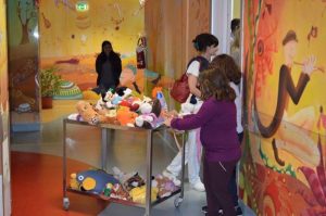 I piccoli della Pediatria di Cittiglio felici grazie ai peluche dalla Pallacanestro Luino
