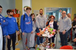 I piccoli della Pediatria di Cittiglio felici grazie ai peluche dalla Pallacanestro Luino