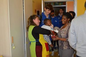 I piccoli della Pediatria di Cittiglio felici grazie ai peluche dalla Pallacanestro Luino
