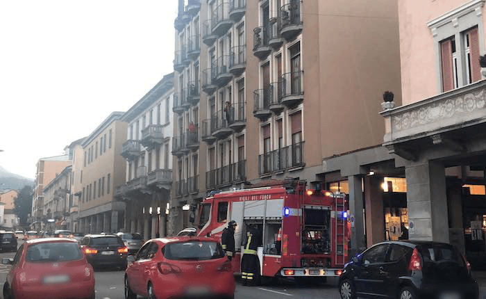 Principio di incendio in un appartamento di Luino, intervengono i vigili del fuoco