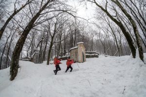 Neve, i volontari del Soccorso Alpino battono traccia lungo la scalinata verso Monteviasco