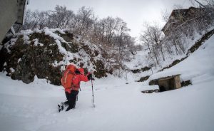 Neve, i volontari del Soccorso Alpino battono traccia lungo la scalinata verso Monteviasco