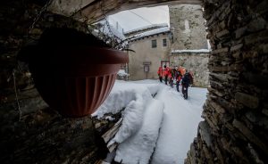 Neve, i volontari del Soccorso Alpino battono traccia lungo la scalinata verso Monteviasco