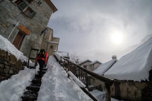 Neve, i volontari del Soccorso Alpino battono traccia lungo la scalinata verso Monteviasco