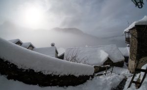 Neve, i volontari del Soccorso Alpino battono traccia lungo la scalinata verso Monteviasco