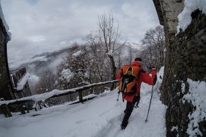 Neve, i volontari del Soccorso Alpino battono traccia lungo la scalinata verso Monteviasco