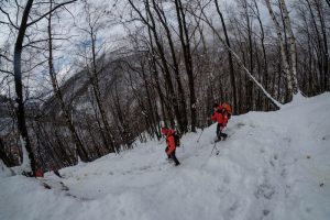 Neve, i volontari del Soccorso Alpino battono traccia lungo la scalinata verso Monteviasco