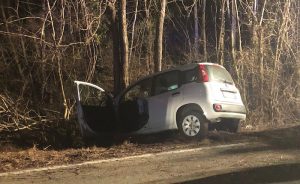 Luino, auto colpisce il guard rail e poi finisce contro un albero. Interviene l'elisoccorso