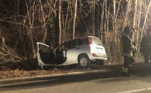 Luino, auto colpisce il guard rail e poi finisce contro un albero. Interviene l'elisoccorso