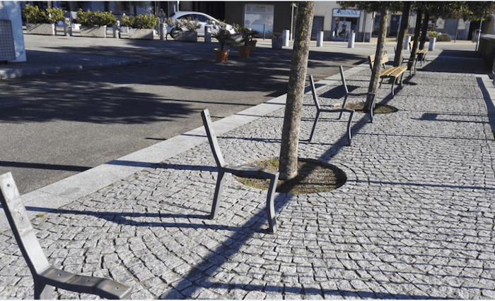 Luino, le panchine del lungolago si rifanno il look