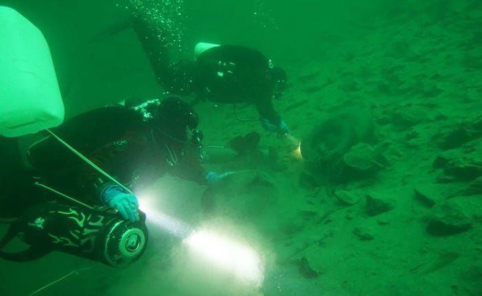 Maccagno, i sub recuperano dal fondale del lago pneumatici, tavolini, sedie e tanti altri rifiuti