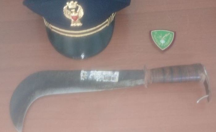 Luino, minacce con la roncola per occupare un parcheggio. Denunciato un 70enne
