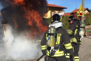 Brezzo di Bedero, in fiamme un'automobile. Salvo il conducente