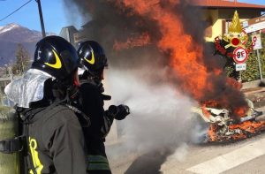 Brezzo di Bedero, in fiamme un'automobile. Salvo il conducente