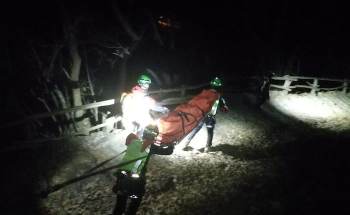 I volontari del Soccorso Alpino sfidano il buio e la neve e 