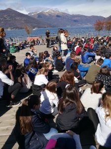 "Friday for the future", centinaia i ragazzi sul lungolago di Luino contro i cambiamenti climatici