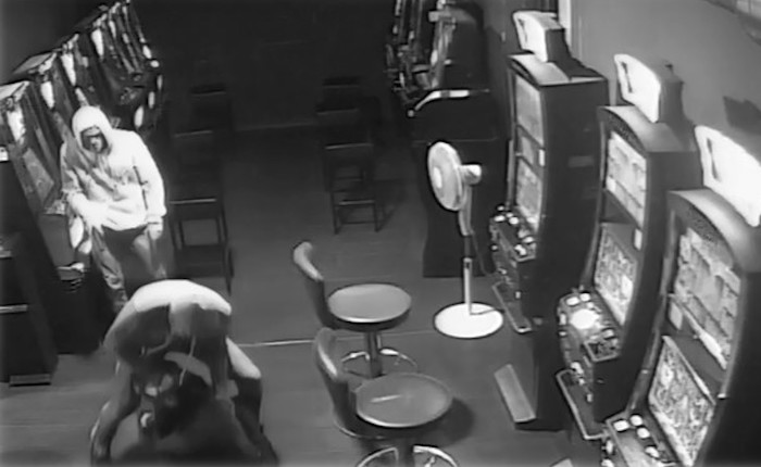 Rapine alle sale slot: 8 arresti, in manette anche i genitori ed il fratello del capo banda Rapine alle sale slot: 8 arresti, in manette anche i genitori ed il fratello del capo banda