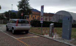 Luino strizza l'occhio alle auto elettriche, posizionate due infrastrutture per ricaricarle