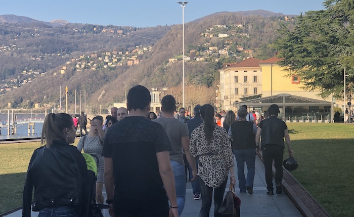 Centinaia di persone si riversano sul lungolago di Luino, esplode la primavera