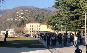 Centinaia di persone si riversano sul lungolago di Luino, esplode la primavera