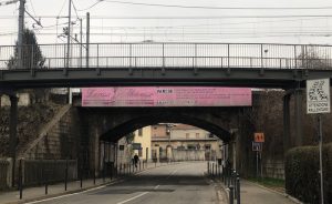 Luino, si staccano ancora calcinacci dal ponte della ferrovia: un'auto danneggiata