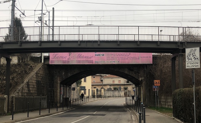 Luino, si staccano ancora calcinacci dal ponte della ferrovia: un'auto danneggiata