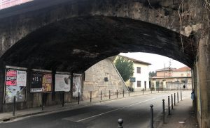 Luino, si staccano ancora calcinacci dal ponte della ferrovia: un'auto danneggiata