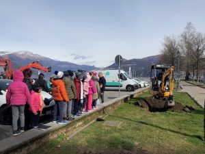 Luino, il lungolago si abbellisce con i nuovi alberi. Bambini protagonisti