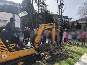 Luino, il lungolago si abbellisce con i nuovi alberi. Bambini protagonisti